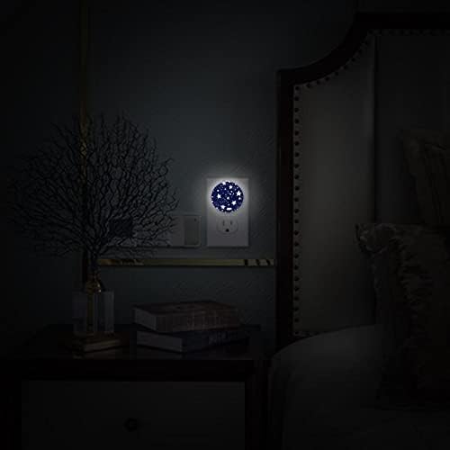 Мек бел LED приклучок за спиење на спиење идеално за расадник ходник Детска соба кујна 2 пакет самрак до зори сензорски starsвезди во темно сина позадина